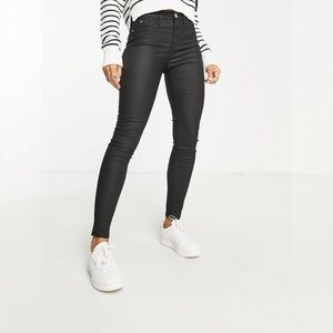 **NWT** Stradivarius coated push-up jean in black